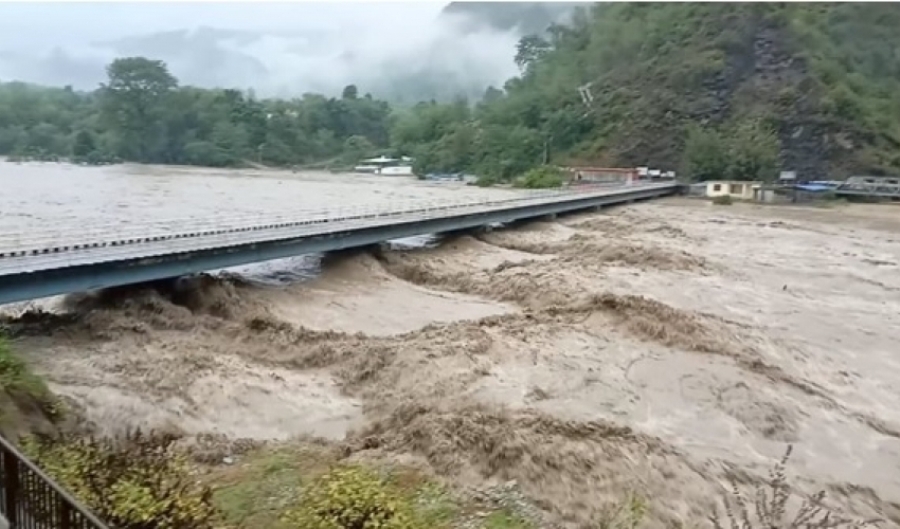 डोटीमा बाढीपहिरामा ज्यान गुमाएका परिवारलाई राहत वितरण